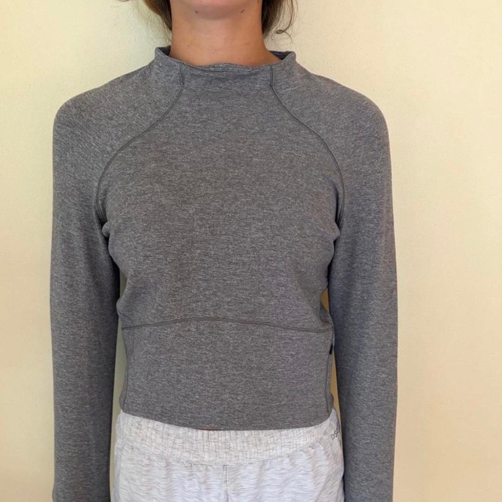 Lululemon aomewhat cropped length Small zippered pocket pullover